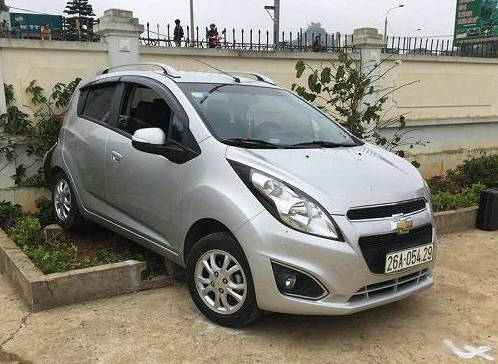 Hiện trường chiếc xe g&acirc;y tai nạn l&agrave;m chết một học sinh.