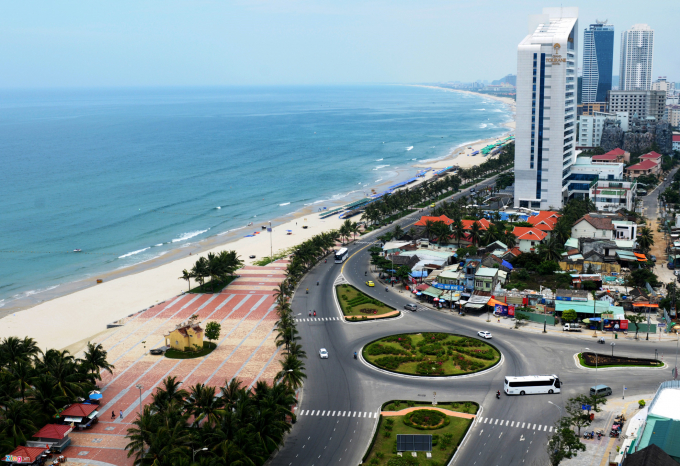 Wyndham Soleil Danang nằm tr&ecirc;n tuyến đường Ho&agrave;ng Sa - V&otilde; Nguy&ecirc;n Gi&aacute;p - Trường Sa ở Đ&agrave; Nẵng được du kh&aacute;ch v&iacute; l&agrave;