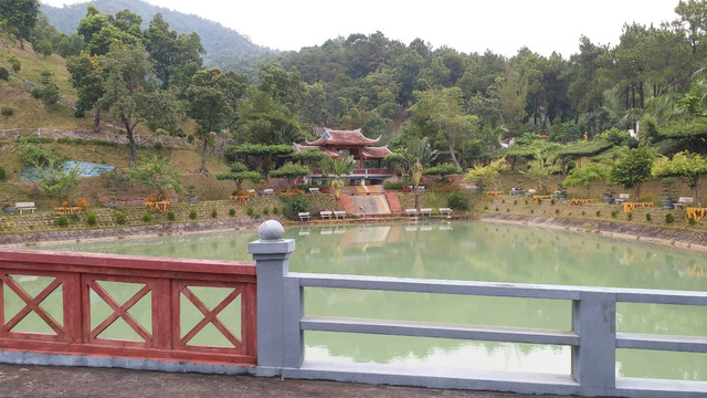 Một trong 3 hồ tr&ecirc;n n&uacute;i nằm trong khu&ocirc;n vi&ecirc;n biệt phủ được chủ nh&acirc;n phối cảnh kh&eacute;o l&eacute;o, tạo cảnh thi&ecirc;n nhi&ecirc;n thuỷ mặc.