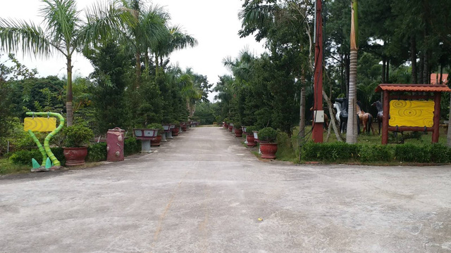 Lối cổng dẫn v&agrave;o biệt phủ.