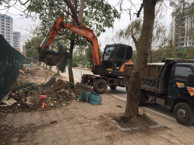 Lực lượng chức năng huy động xe cẩu dọn dẹp phế thải do người d&acirc;n đổ trộm dọc bờ s&ocirc;ng Lừ.