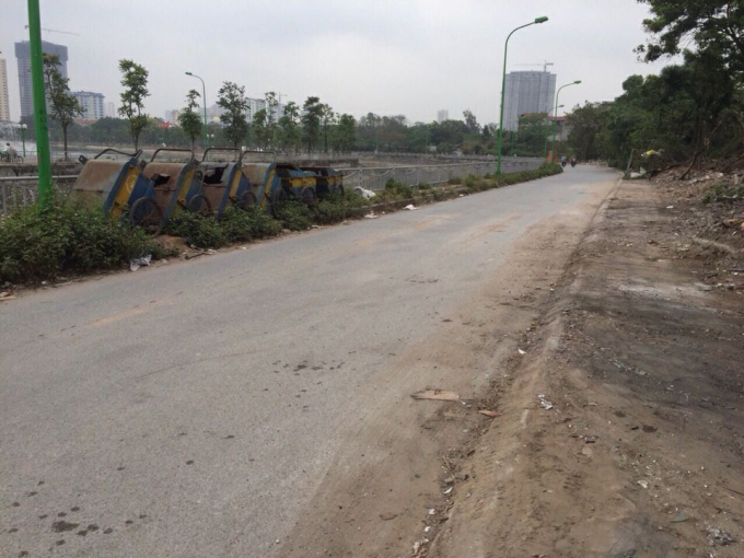 Sau khi ra qu&acirc;n xử l&yacute;, 400m đường dọc bờ s&ocirc;ng Lừ đ&atilde; dọn dẹp sạch sẽ.