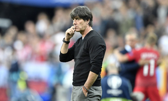 HLV Joachim Low th&agrave;nh c&ocirc;ng rực rỡ tr&ecirc;n băng ghế huấn luyện đội tuyển Đức. Kể từ khi dẫn dắt Die Mannschaft v&agrave;o năm 2008, &ocirc;ng đ&atilde; đưa Đức trở lại với sức mạnh khủng khiếp. Th&agrave;nh quả lớn nhất của &ocirc;ng ch&iacute;nh l&agrave; chức v&ocirc; địch World Cup 2014. Hiện tại, đội tuyển Đức vẫn đang đứng số 1 tr&ecirc;n BXH FIFA. D&ugrave; hợp đồng của HLV Joachim Low với LĐBĐ Đức vẫn c&ograve;n thời hạn tới năm 2020 nhưng nhiều nguồn tin cho rằng, &ocirc;ng c&oacute; thể ra đi sau khi World Cup 2018 kết th&uacute;c. Điểm trừ duy nhất của Joachim Low l&agrave; kh&ocirc;ng c&oacute; nhiều kinh nghiệm dẫn dắt CLB ở giải đấu đỉnh cao.