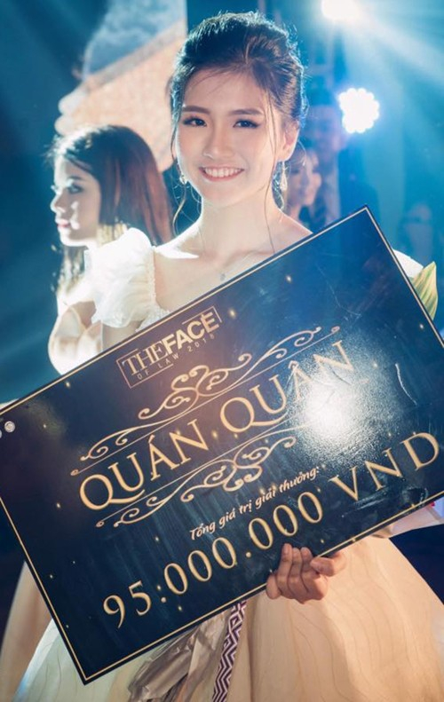 &ldquo;The Face of Law&rdquo; l&agrave; cuộc thi tổ chức cho tất cả học sinh - sinh vi&ecirc;n trong độ tuổi từ 16 đến 24. Kiều Anh may mắn trở th&agrave;nh người đoạt giải cao nhất nhờ sở hữu vẻ đẹp th&acirc;n thiện, dễ mến v&agrave; sự tự tin khi đứng trước đ&aacute;m đ&ocirc;ng.