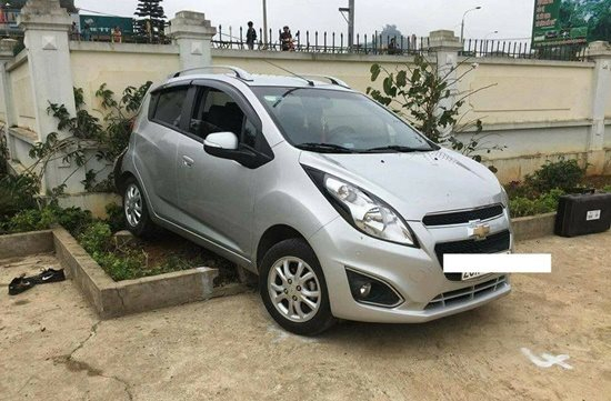 Chiếc xe l&ugrave;i đ&acirc;m phải 2 học sinh, 1 em tử vong sau đ&oacute; .