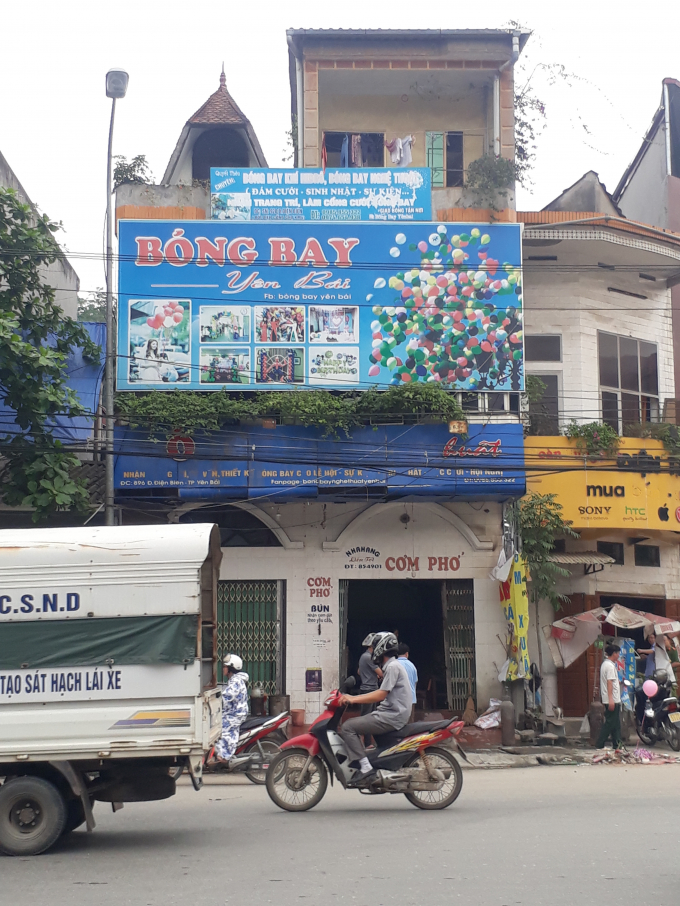 Vụ nổ l&agrave;m hư hỏng biển quảng c&aacute;o, cũng như vỡ k&iacute;nh người d&acirc;n.