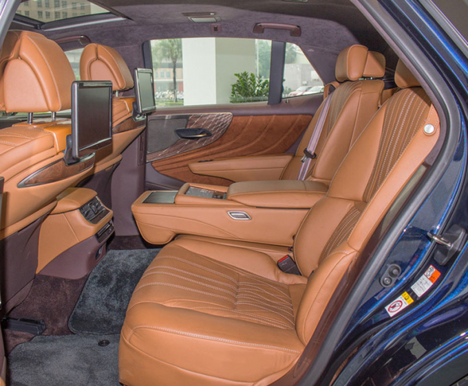 Cận cảnh Lexus LS500h 2018 đầu ti&ecirc;n ở H&agrave; Nội gi&aacute; 9 tỷ