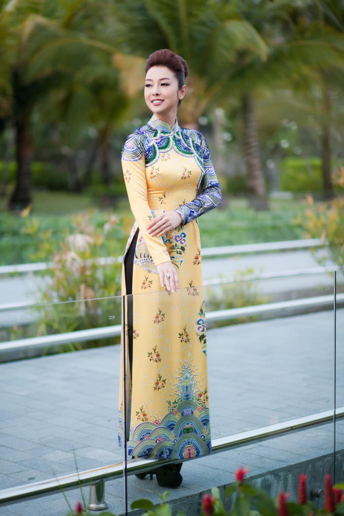 Xuất hiện trong sự kiện tại Ph&uacute; Quốc tối qua, Hoa hậu ch&acirc;u &Aacute; tại Mỹ khoe nhan sắc trẻ trung v&agrave; quyến rũ kh&oacute; cưỡng d&ugrave; đ&atilde; bước qua tuổi 30 từ l&acirc;u khiến nhiều đ&agrave;n em trẻ đẹp trong showbiz phải nể phục.