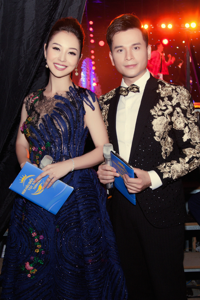 Người đẹp thường xuy&ecirc;n được mời l&agrave;m MC cho c&aacute;c sự kiện lớn như c&aacute;c cuộc thi hoa hậu, người mẫu, sự kiện giải tr&iacute;... lớn mang tầm cở quốc gia.&nbsp;Bước sang tuổi 34, Jennifer Phạm vẫn khiến nhiều kh&aacute;n giả ngỡ ng&agrave;ng v&igrave; sở hữu nhan sắc v&ocirc; c&ugrave;ng trẻ trung v&agrave; quyến rũ.