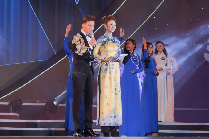 Mỹ nh&acirc;n lựa chọn lối trang điểm nhẹ nh&agrave;ng, kiểu t&oacute;c b&uacute;i cao thanh lịch. L&agrave; mẹ 3 con nhưng Hoa hậu Jennifer Phạm vẫn v&ocirc; c&ugrave;ng trẻ trung.