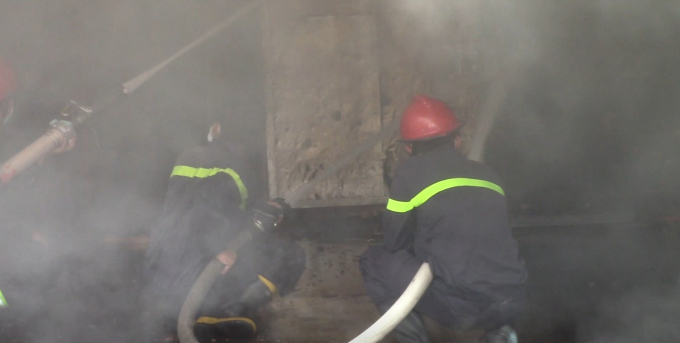 Lực lượng chức năng nỗ lực khống chế đ&aacute;m ch&aacute;y