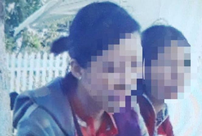 Mặc d&ugrave; người d&acirc;n từ chối nghe nhưng nh&oacute;m phụ nữ vẫn cố tuy&ecirc;n truyền về về