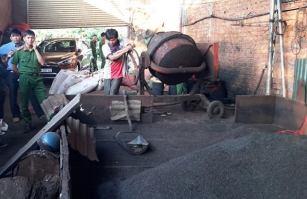 C&agrave; ph&ecirc; vụn v&agrave; vỏ c&agrave; ph&ecirc; được nhuộm đen bằng pin tại cơ sở của b&agrave; Loan