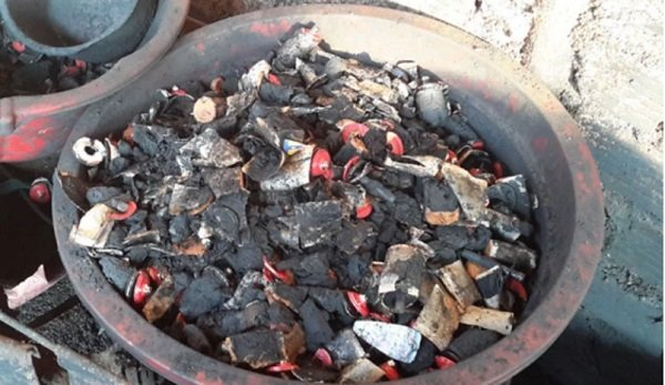 Pin được đập lấy l&otilde;i để nhuộm đen c&agrave; ph&ecirc;.