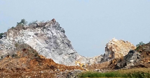 Xẻ núi khai thác đá trái phép ở Bình Thuận