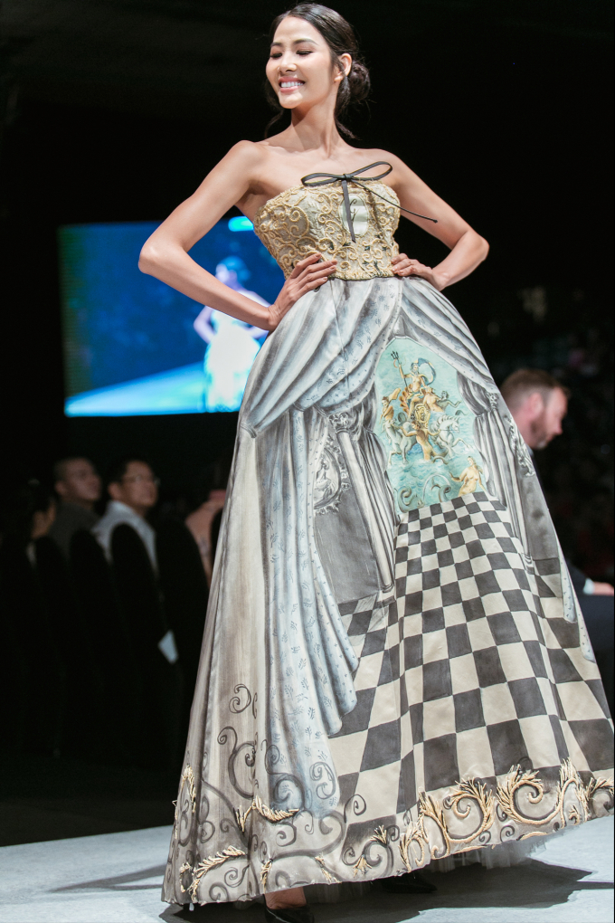 Hoa hậu H&rsquo;Hen Ni&ecirc;, &Aacute; hậu Ho&agrave;ng Th&ugrave;y, &Aacute; hậu M&acirc;u Thủy giữ vai tr&ograve; vedette đ&ecirc;m bế mạc Vietnam International Fashion Week 2018