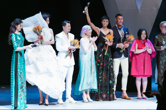 Hoa hậu H&rsquo;Hen Ni&ecirc;, &Aacute; hậu Ho&agrave;ng Th&ugrave;y, &Aacute; hậu M&acirc;u Thủy giữ vai tr&ograve; vedette đ&ecirc;m bế mạc Vietnam International Fashion Week 2018