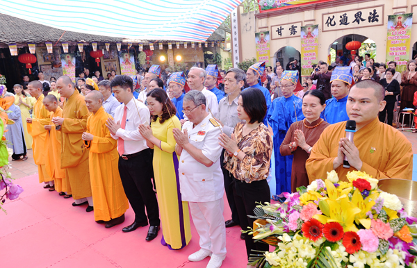 Th&agrave;nh k&iacute;nh d&acirc;ng hương tưởng niệm ng&agrave;i Thiền sư L&ecirc; Nghĩa