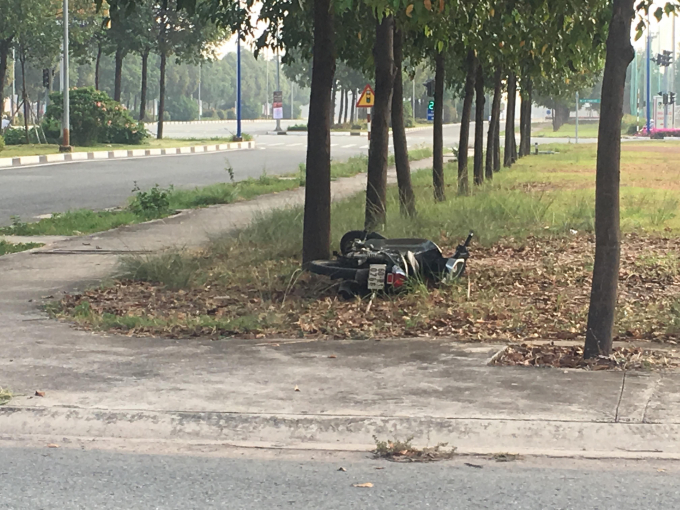Sau c&uacute; t&ocirc;ng cực mạnh v&agrave;o trụ đ&egrave;n, xe m&aacute;y của nạn nh&acirc;n văng xa hơn 20m