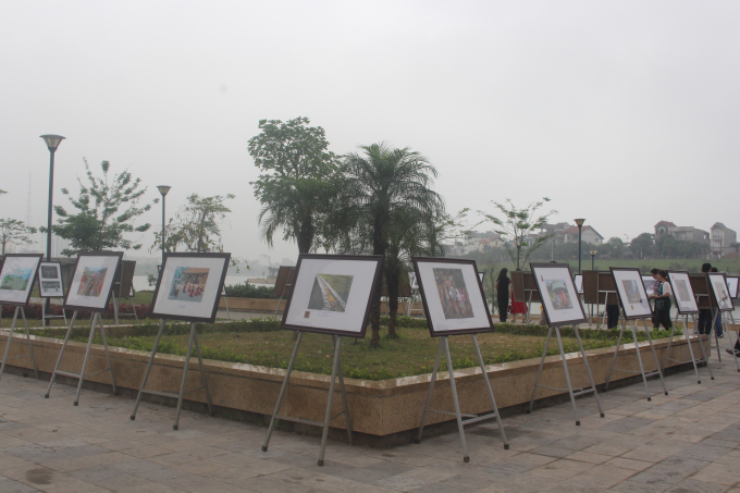 Học sinh h&agrave;o hứng tham gia Hội s&aacute;ch Đất Tổ v&agrave; Triển l&atilde;m ảnh nghệ thuật về qu&ecirc; hương Ph&uacute; Thọ