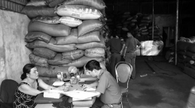 B&agrave; Loan l&agrave;m việc với cơ quan c&ocirc;ng an.