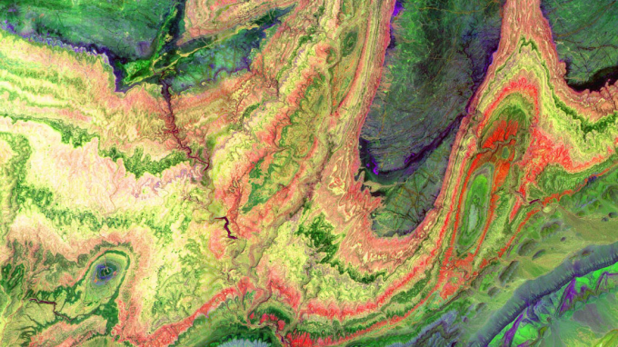 D&atilde;y n&uacute;i Anti-Atlas, Ma-rốc:&nbsp;C&aacute;c m&agrave;u sắc xo&aacute;y của d&atilde;y n&uacute;i Anti-Atlas đ&atilde; được vệ tinh Terra của NASA ghi lại. Ch&uacute;ng được h&igrave;nh th&agrave;nh khoảng 80 triệu năm trước, khi những ngọn n&uacute;i ở khu vực ch&acirc;u Phi v&agrave; ch&acirc;u &Acirc;u va chạm, tạo n&ecirc;n sự đa dạng của đ&aacute; v&ocirc;i, đ&aacute; sa thạch, thạch cao v&agrave; đ&aacute; granit.