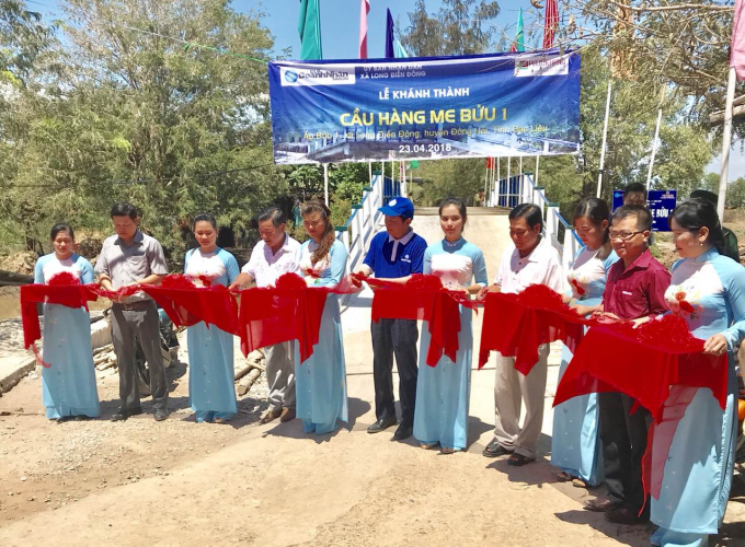 &Ocirc;ng Trương Đăng Khoa - Chủ tịch C&ocirc;ng đo&agrave;n Ph&uacute;c Khang Corporation c&ugrave;ng CLB Doanh nh&acirc;n S&agrave;i G&ograve;n cắt băng kh&aacute;nh th&agrave;nh cầu H&agrave;ng Me Bửu 1.