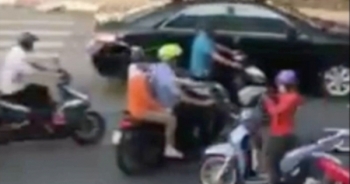 Ninja siêu cấp: Vừa đi ngược chiều vừa nghe điện thoại mặc kệ dòng đời xô đẩy