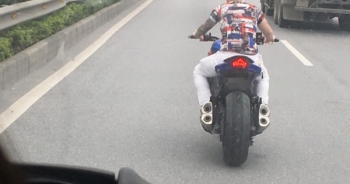 Thanh niên chạy PKL không mũ, không gương, không cả tóc lao vun vút trên cao tốc Cầu Giẽ - Ninh Bình