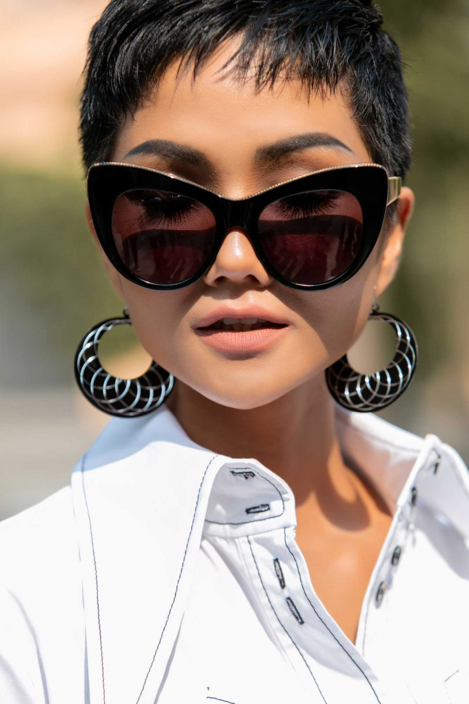 Hoa hậu H&rsquo;Hen Ni&ecirc; rạng rỡ khoe d&aacute;ng giữa phố với trang phục Street Style