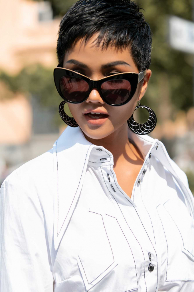 Hoa hậu H&rsquo;Hen Ni&ecirc; rạng rỡ khoe d&aacute;ng giữa phố với trang phục Street Style