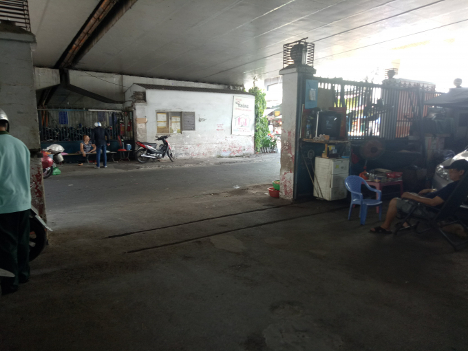 Gầm cầu Chữ Y hiện cũng vẫn được sử dụng l&agrave;m nơi giữ xe