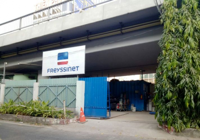 Kh&ocirc;ng chỉ d&ugrave;ng l&atilde;m nơi giữ xe, gầm cầu c&ograve;n được sử dụng l&agrave;m kho chứa vật liệu x&acirc;y dựng