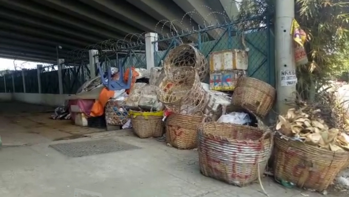 R&aacute;c thải bừa b&atilde;i tại gầm cầu