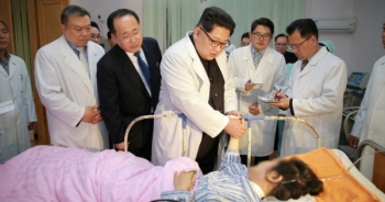 Ông Kim Jong-un tới Đại sứ quán Trung Quốc chia buồn