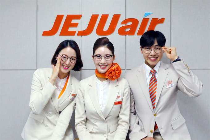 Tiếp vi&ecirc;n h&agrave;ng kh&ocirc;ng h&atilde;ng Jeju Air được ph&eacute;p đeo k&iacute;nh v&agrave; sơn m&oacute;ng tay. Ảnh: KoreaTimes