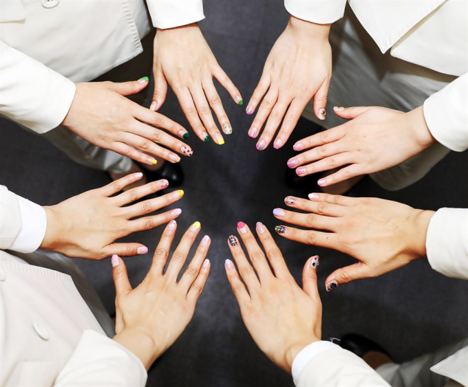 Tiếp vi&ecirc;n h&agrave;ng kh&ocirc;ng h&atilde;ng Jeju Air được ph&eacute;p đeo k&iacute;nh v&agrave; sơn m&oacute;ng tay. Ảnh: KoreaTimes