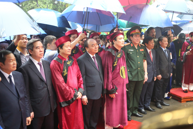 Thủ tướng Ch&iacute;nh phủ Nguyễn Xu&acirc;n Ph&uacute;c c&ugrave;ng đo&agrave;n h&agrave;nh lễ th&agrave;nh k&iacute;nh v&agrave; trang nghi&ecirc;m tại Lễ hội Đền H&ugrave;ng.&nbsp;
