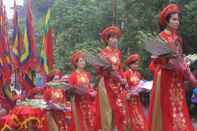 14 thiếu nữ mang hương, hoa v&agrave; lễ vật trong đo&agrave;n d&acirc;ng lễ ng&agrave;y ch&iacute;nh hội 10/3.