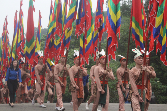 100 thanh ni&ecirc;n tượng trưng cho 100 người con lạc ch&aacute;u hồng.