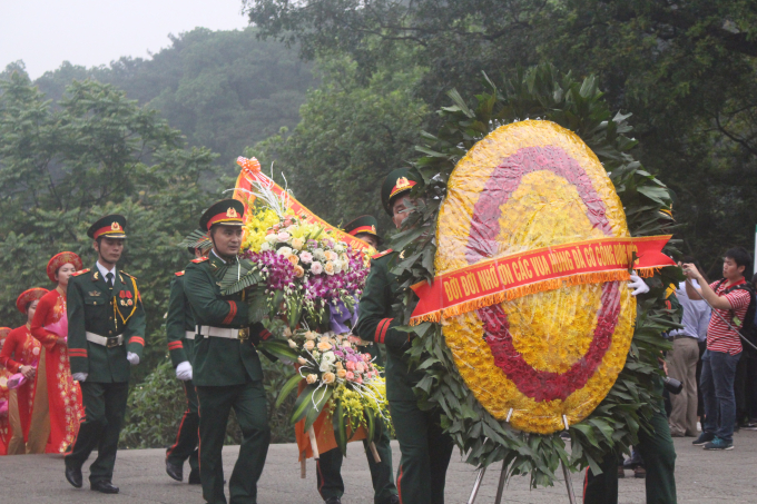 Thủ tướng Nguyễn Xu&acirc;n Ph&uacute;c d&acirc;ng hương tưởng nhớ c&aacute;c Vua H&ugrave;ng