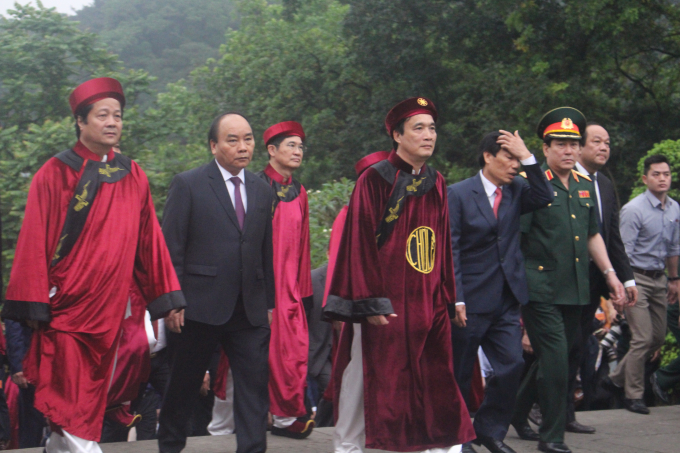 Thủ tướng Ch&iacute;nh Phủ Nguyễn Xu&acirc;n Ph&uacute;c c&ugrave;ng đo&agrave;n Đại biểu v&agrave; đo&agrave;n&nbsp;h&agrave;nh lễ đi từ ch&acirc;n n&uacute;i Nghĩa Lĩnh qua Nghi M&ocirc;n - đền Hạ - đền Trung - l&ecirc;n đền Thượng.