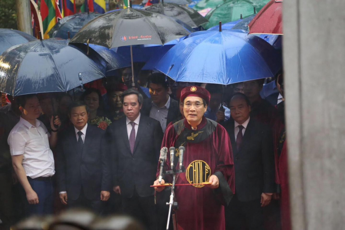 Đ&uacute;ng 7h, trong kh&ocirc;ng kh&iacute; trang nghi&ecirc;m, th&agrave;nh k&iacute;nh, &ocirc;ng&nbsp;&nbsp;B&ugrave;i Minh Ch&acirc;u, Chủ tịch UBND tỉnh Ph&uacute; Thọ, đọc Ch&uacute;c văn khẳng định ng&agrave;y Giỗ Tổ H&ugrave;ng Vương l&agrave; ng&agrave;y Quốc giỗ,&nbsp;tưởng nhớ c&ocirc;ng lao to lớn của c&aacute;c Vua H&ugrave;ng đ&atilde; c&oacute; c&ocirc;ng dựng nước.