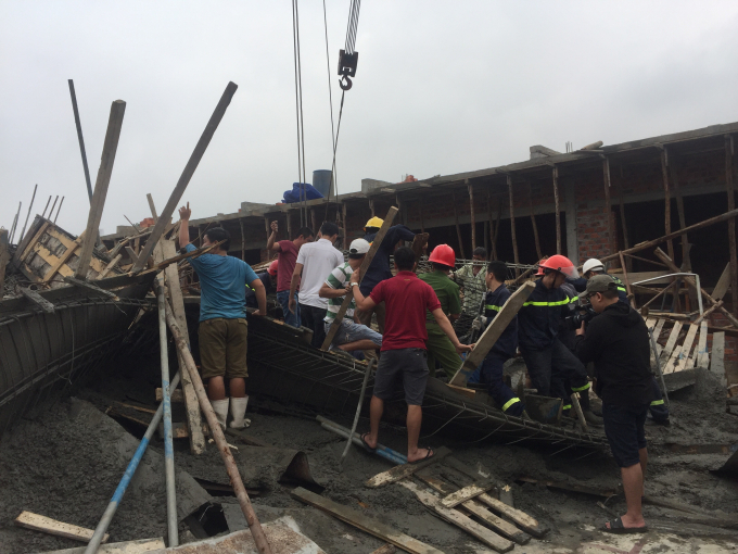 C&ocirc;ng t&aacute;c cứu hộ một nạn nh&acirc;n đang kẹt trong đống đỗ n&aacute;t.