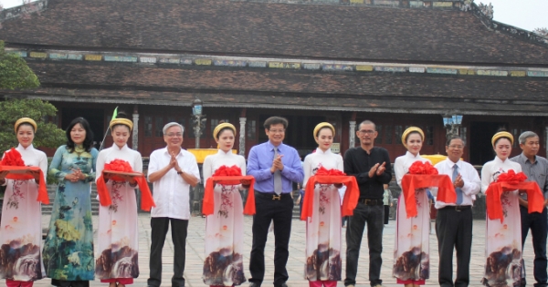 Khai mạc triển lãm “Thơ trên kiến trúc cung đình Huế qua nghệ thuật Trúc Chỉ”