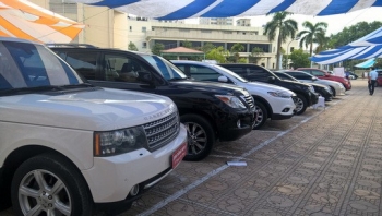 Xe sang cũ hết thời, "ế sưng", bị đẩy ra lề đường