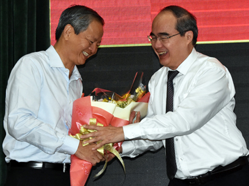 B&iacute; thư Th&agrave;nh ủy TP HCM Nguyễn Thiện Nh&acirc;n tặng hoa, chia tay &ocirc;ng L&ecirc; Văn Khoa. Ảnh:&nbsp;Trung Sơn.