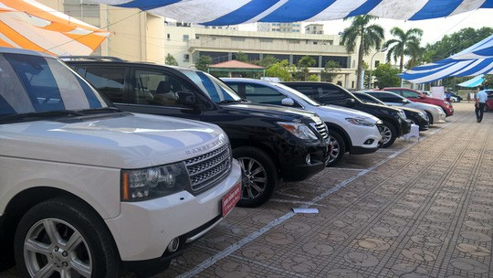 Xe sang cũ hết thời, "ế sưng", bị đẩy ra lề đường