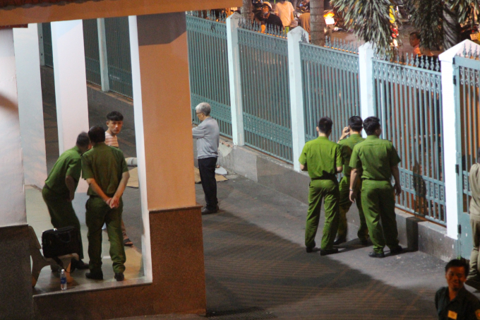 C&ocirc;ng an kh&aacute;m nghiệm hiện trường.