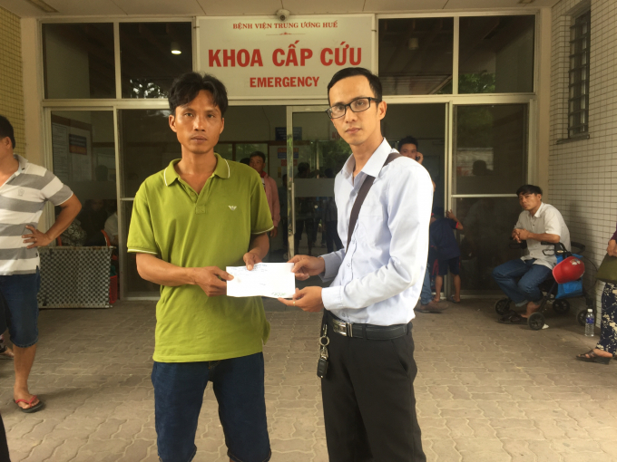 Đại diện chủ đầu tư đ&atilde; đến Bệnh viện Trung ương Huế thăm hỏi, động vi&ecirc;n v&agrave; hỗ trợ ban đầu cho c&aacute;c nạn nh&acirc;n.